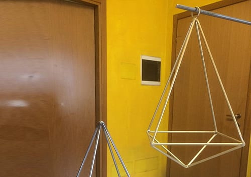 struttura-in-ferro-da-appendere-a-forma-di-prisma