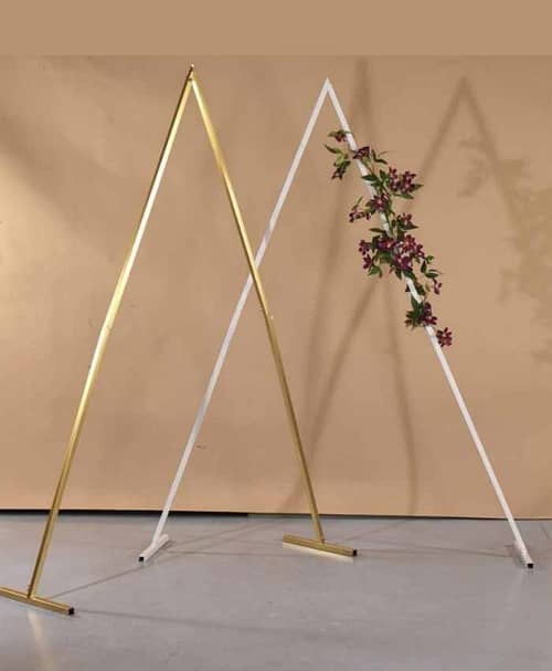 Struttura-per-addobbi-floreali-metallo-bianco-forma-triangolo-cm-250x160