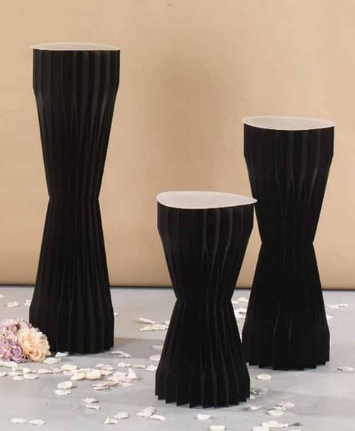 Immagine e commerce Serie 3 colonne svasate carta nera ripiegata con ripiano alte cm 60-80-100