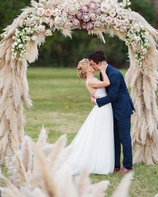 immagine blog Arco sposi con fiori secchi idee matrimonio ecosostenibile