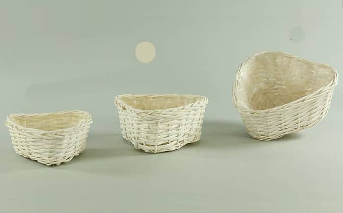 Cesto-bianco-in-vimini-forma-triangolare-per-3-piante-vaso-12-cm