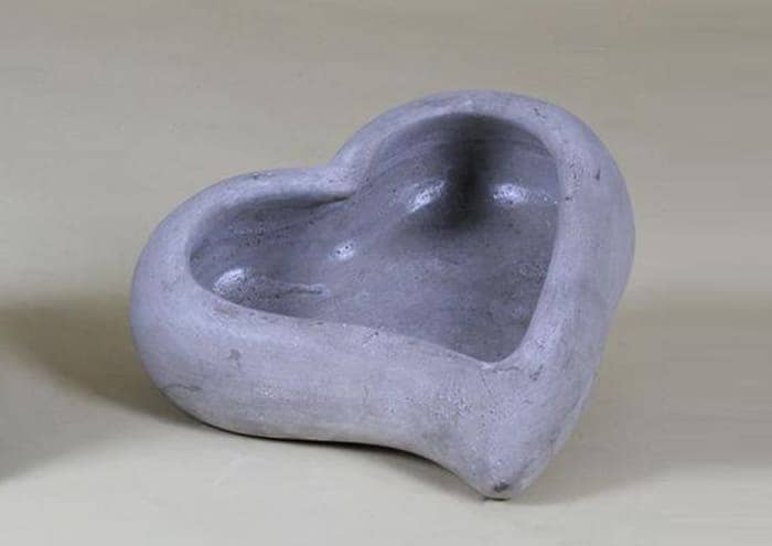 Immagine e-commerce Base in cemento grigio a forma di cuore sbiancato grande