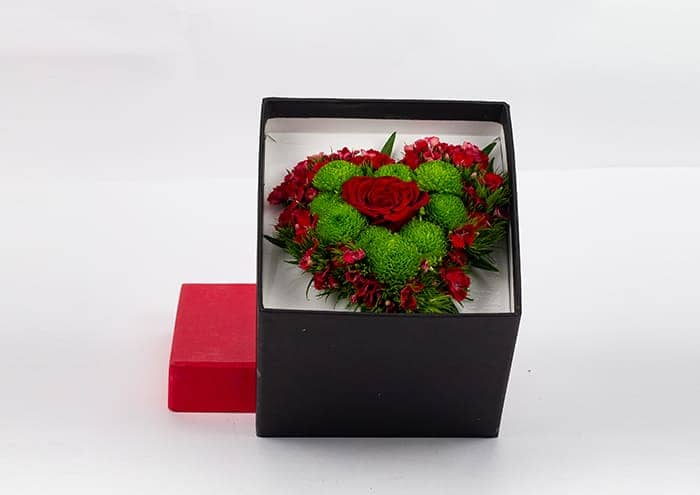 immagine ecommerce Cubeflò surprise edition cm 16 - Flowerbox quadrata con sagoma cuore nero+rosso