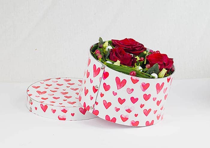 Waveflò Iron cm 20 - Flowerbox tonda con borchie metallo petali di cuori e-commerce complementieregali.com