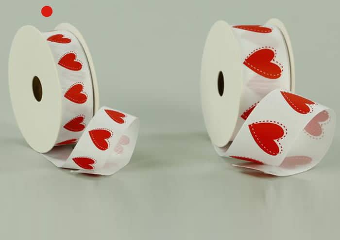 Nastro-cotone-fibra-bianco-con-cuori-rossi-mm-25