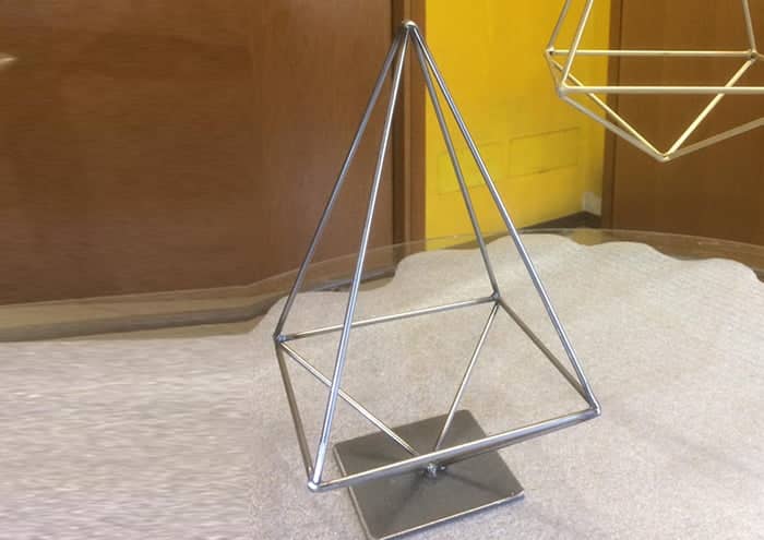 struttura-in-ferro-con-base-a-forma-di-prisma