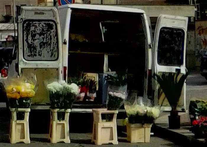Foto furgone abusivo fiori