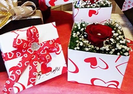 Scatola regalo per fiori cofanetto con cuori