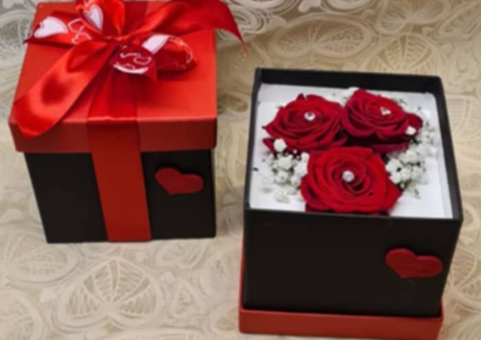 Cubeflò surprise edition cm 16 - Flowerbox quadrata con sagoma cuore - immagine 4