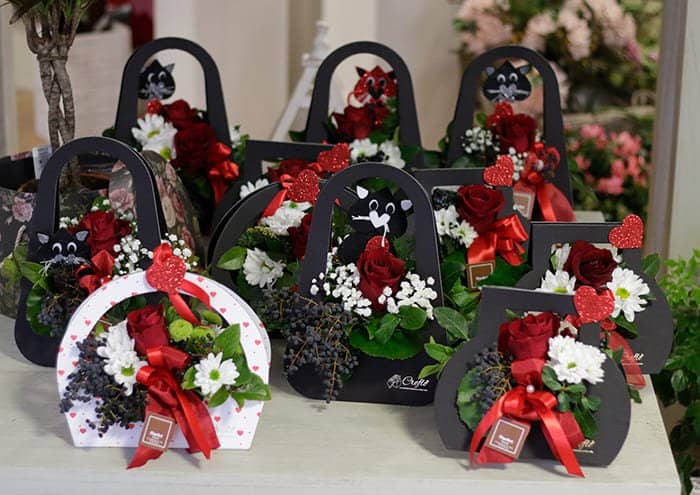 Foto negozio con Flowers bag by Crefò - Borsette per fiori in colore nero e fantasia di cuori