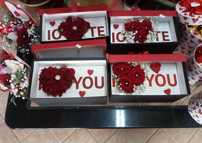 Foto negozio di fiori con Flowerbox Creflò con dedica romantica