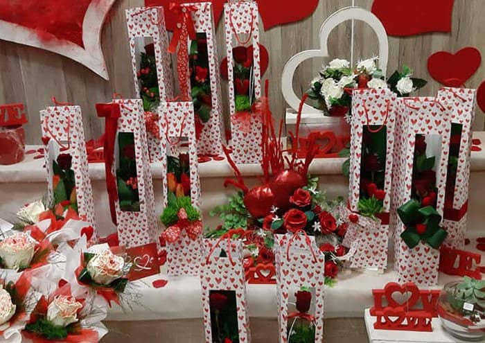 Foto negozio di fiori con everyday flò by Creflò scatola per rose