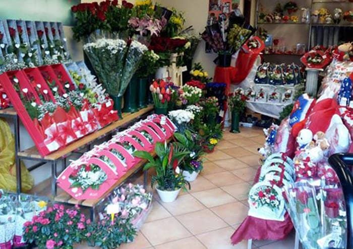 Foto negozio di fiori con varietà prodotti Creflò scatole per fiori