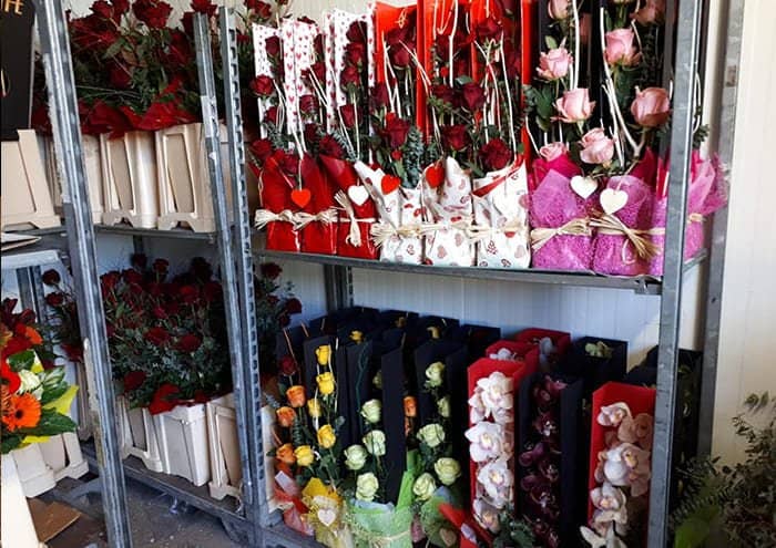 Foto scatole per rose Creflò preparate in anticipo e messe in magazzino prima di San Valentino