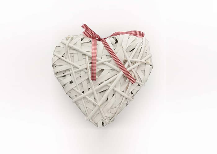Immagine e commerce Cuore vimini bianco bordo spesso fiocco quadrettato cm 17x14 h9