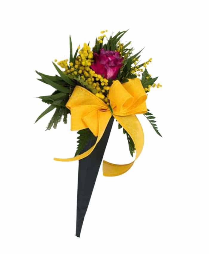 finto su etichetta, kraft regalo scatole decorato con fiori peonie.  preparazione di i regali per La madre di giorno, compleanno, Da donna  vacanza. regalo involucro idea 19571325 Stock Photo su Vecteezy