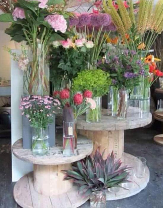 Espositore per fiori in legno creato con materiali di recupero