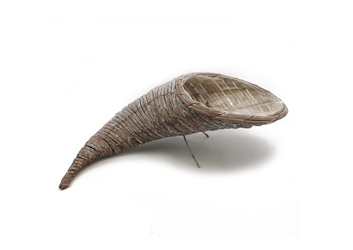 Immagine e commerce Cornucopia vimini bocca orizzontale con piedistallo cm 36x24 h13