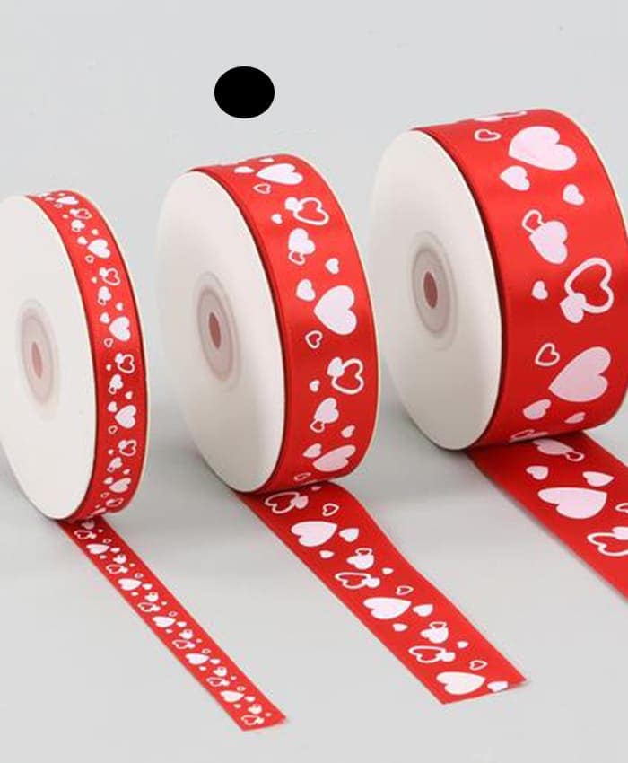 1965-002 Nastro raso rosso con cuori bianchi cm 2,5